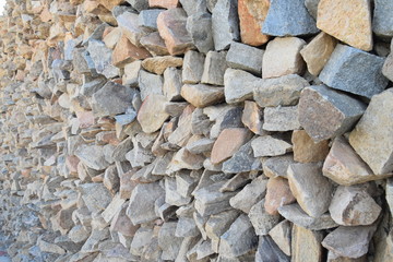 Wall of pointed and irregulars rocks, on perspective.