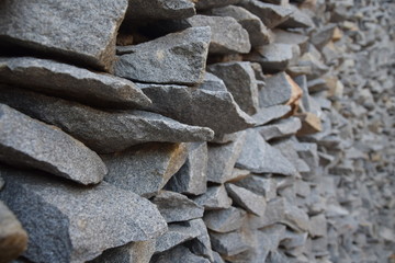 Wall of pointed and irregulars rocks, on perspective.