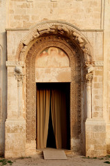 chiesa dell'Abbazia di Santa Maria di Cerrate (Puglie); il portale