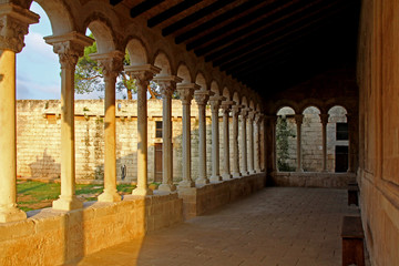 loggia con colonnine nel complesso abbaziale di Santa Maria di Cerrate (Puglie)