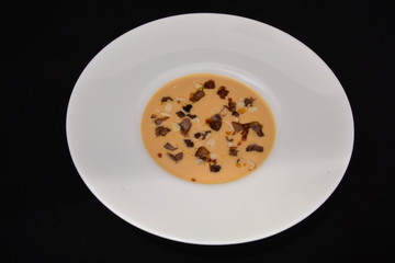 soupe sauce with mushrooms and almonds