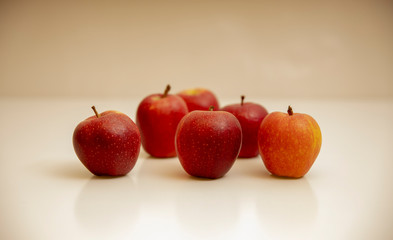 roter Apfel mit Stingel