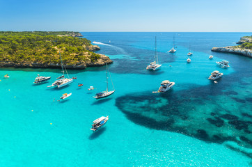 Vue aérienne de bateaux, yachts de luxe, arbres verts et mer transparente en journée ensoleillée à Majorque, Espagne. Paysage d& 39 été avec baie, eau azur, plage, ciel bleu. Les Îles Baléares. Vue de dessus. Voyager