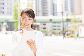 Fototapeta premium 笑顔の女性 タブレットコンピューター
