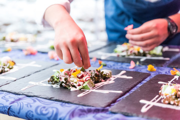cuoco prepara catering