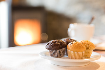 Muffin sul tavolo con sfondo camino