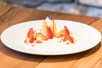 dolce di fragole nel piatto