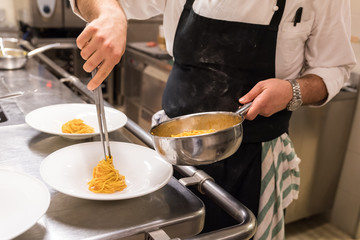 cuoco impiatta spaghetti