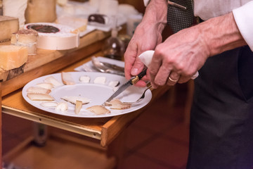 Obraz na płótnie Canvas preparazione formaggi nel piatto