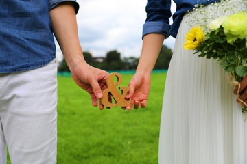 Fototapeta na wymiar 結婚式のウェディングフォトを撮る公園のカップル
