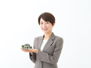 住宅模型を持つ女性
