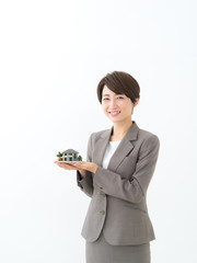 住宅模型を持つ女性