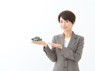 住宅模型を持つ女性