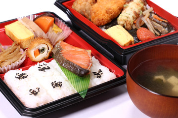 幕の内弁当と海苔弁当