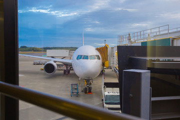 Fototapeta premium The plane is waiting to pick up passengers.