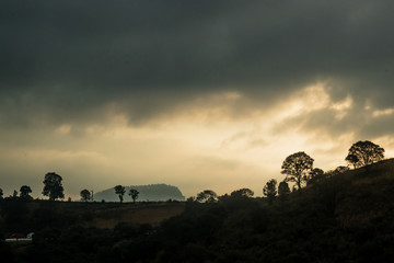 Vista de un atardecer nublado