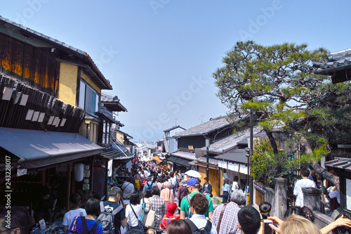 京都市東山区 春の観光客で賑わう清水坂の景観 Wall Mural 7maru