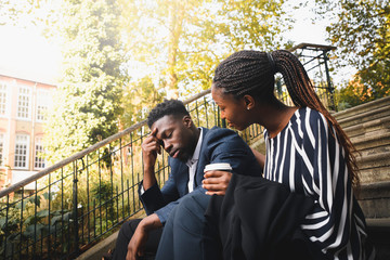Businesswoman consoling her stressed out colleague © Rawpixel.com