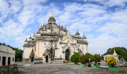 Fototapeta na wymiar Gadawt Palin Pagoda, ancient pagoda in Bagan, Myanmar
