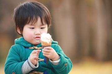 ソフトクリームを食べる男の子