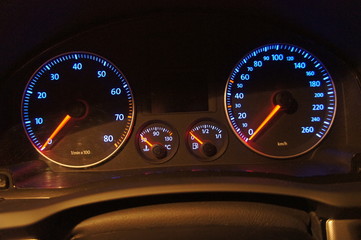 メーター　車　夜間