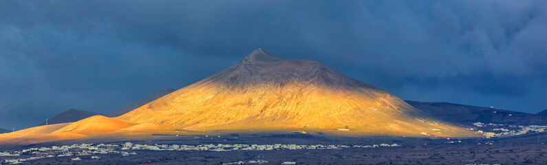 Vulkan auf Lanzarote © artfocus