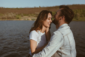Obraz premium Laughing young couple on lake 