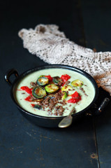 Rosencremesuppe mit Paprikapüree und Pumpernickelbrösel