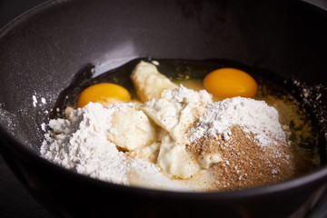 Rührschüssel mit Eiern, Mehl und Zucker