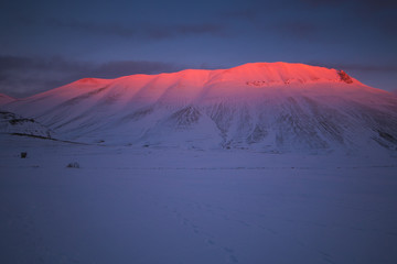 Cima del Monte Vettore colorato di rosa al tramonto