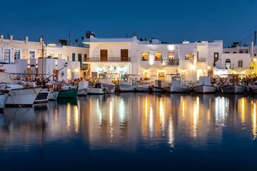 Photo sur Plexiglas Porte Der idyllische Fischerhafen von Naousa mit den zahlreichen Restaurants und Bars am Abend, Paros, Griechenland