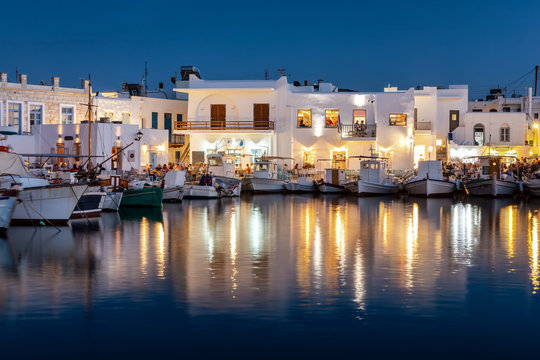 Der idyllische Fischerhafen von Naousa mit den zahlreichen Restaurants und Bars am Abend, Paros, Griechenland
