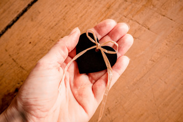 Liebe und Freundschaft - Herz Tafel mit Band in Hand 