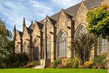 Fototapeta na wymiar Fougères. Eglise Saint Léonard vue des jardins publics. Ille et Vilaine. Bretagne