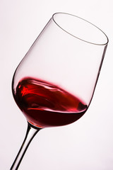Rotwein im Glas geschwenkt