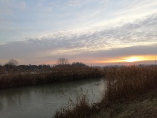 Fototapeta na wymiar tramonto sul fiume