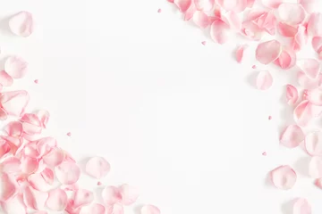 Tuinposter Bloemen samenstelling. Roze bloemblaadjes op witte achtergrond. Valentijnsdag, Moederdagconcept. Platliggend, bovenaanzicht, kopieerruimte © Flaffy