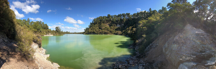 Obraz premium Wai-O-Tapu Park in New Zealand, panoramic view on a winter day