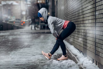 Crédence de cuisine en verre imprimé Sports dhiver Athlete woman winter training outside in cold snow weather. Woman in headphones in snow day
