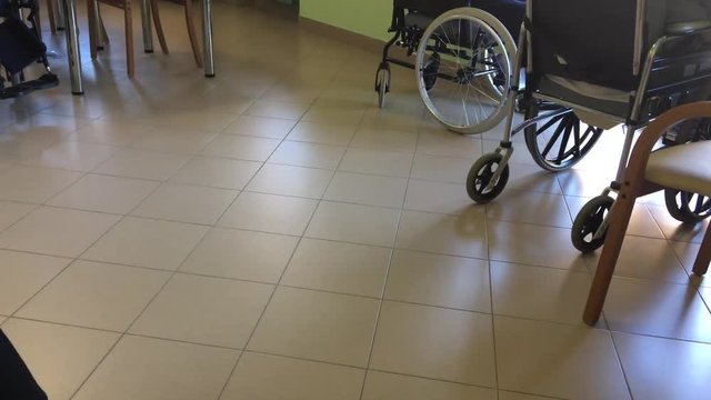 persone in sedia a rotelle ospiti in casa di riposo