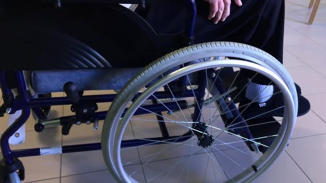 persone in sedia a rotelle ospiti in casa di riposo