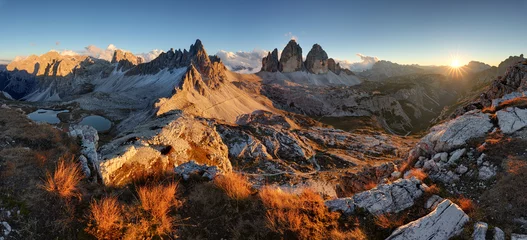 Papier Peint photo autocollant Dolomites Panorama coloré du paysage de montagne au coucher du soleil à Tre Cime di Lavaredo.Dolomites.