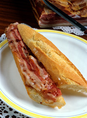 Plato con un bocadillo de beicon.