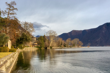Fototapeta na wymiar Panorama sul lago di Lugano in Svizzera