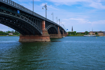 Fototapeta na wymiar Brücke über den Rhein bei Mainz und Wiesbaden