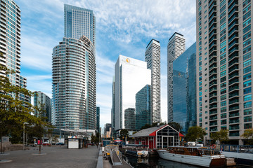 Fototapeta na wymiar View of Toronto from the marina