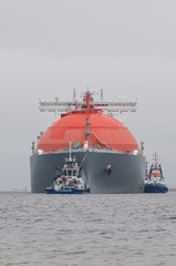 LNG TANKER - Ship and tugs are maneuvering at the gas terminal in Swinoujscie © Wojciech Wrzesień