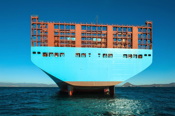 Feed a large container ship standing on the raid.