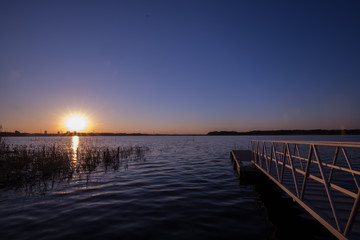 Obraz premium 夕暮れの湖畔