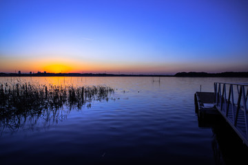 Fototapeta na wymiar 夕暮れの湖畔